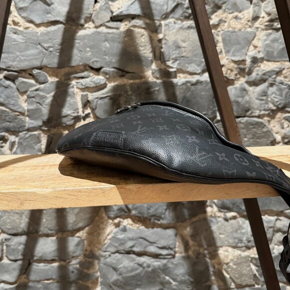 Louis Vuitton 2020 Black Eclipse Monogram Discovery Bumbag - Picture 4 of 15